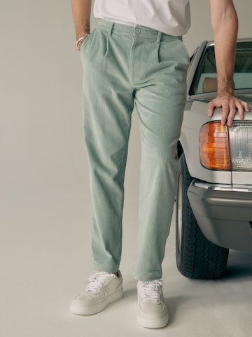 ABOUT YOU x Alvaro Soler Regular Pleat-Front Pants 'Fiete' in Green: front