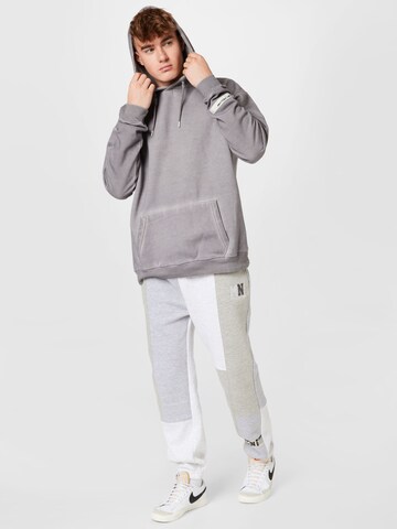 Mennace Sweatshirt in Grau