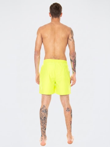 Carhartt WIP Boardshorts 'Chase Trunk Lime / Gold' i grøn