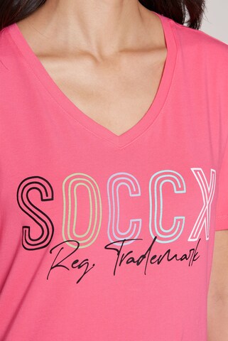 Soccx Basic T-Shirt mit V-Ausschnitt und Logo in Pink