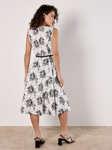 Robe Apricot en blanc
