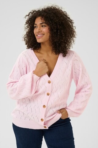 KAFFE CURVE Gebreid vest 'Anita' in Roze: voorkant