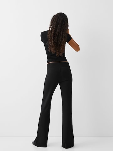Bershka Rozkloszowany krój Spodnie w kolorze czarny