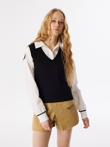 Twist Top in Black: front