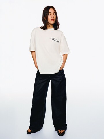 Tricou supradimensional de la Bershka pe bej