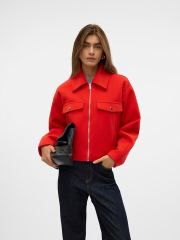 VERO MODA Kevad-sügisjope 'VMFORTUNEFREJ', värv punane: eest vaates