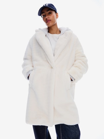 Bershka Pitkä talvitakki värissä beige: etupuoli