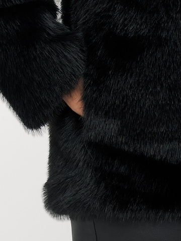 Giacca di mezza stagione 'VMCMonroe' di Vero Moda Curve in nero