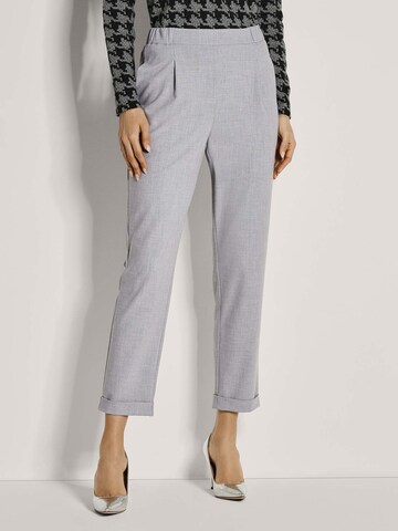 MADELEINE Tapered Bandplooibroek in Grijs: voorkant