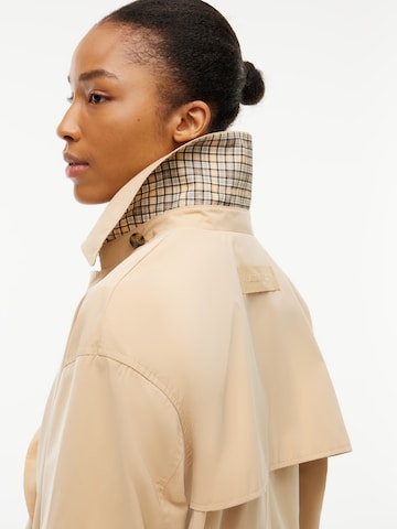 Tommy Jeans Välikausitakki värissä beige