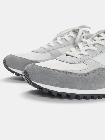 Pull&Bear Sneaker in Grau