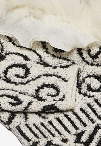 Geacă tricotată de la faina pe alb