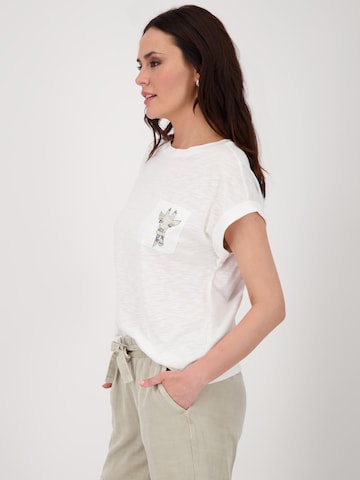 Tricou de la monari pe alb