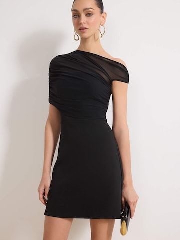 Rochie de la Trendyol pe negru: față