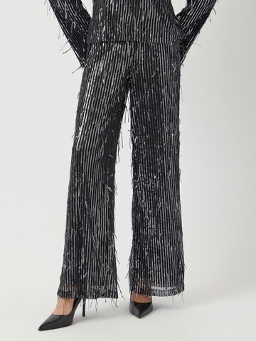 regular Pantaloni 'YASLANTRA' di YAS in nero