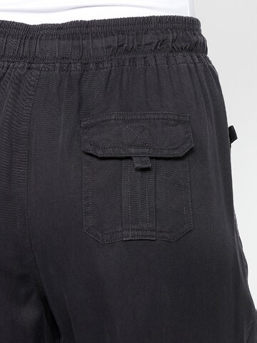 KOROSHI Loosefit Sporthose in Schwarz