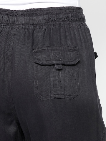 KOROSHI Loosefit Sporthose in Schwarz