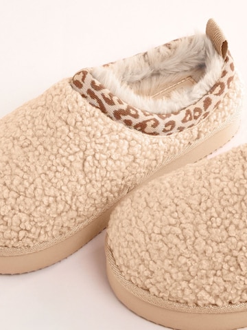 Lipsy Hausschuh in Beige