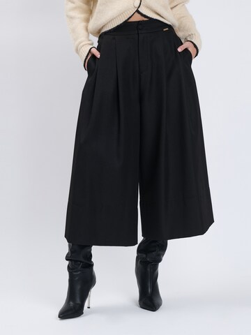 Influencer Loosefit Hose in Schwarz: Vorderseite