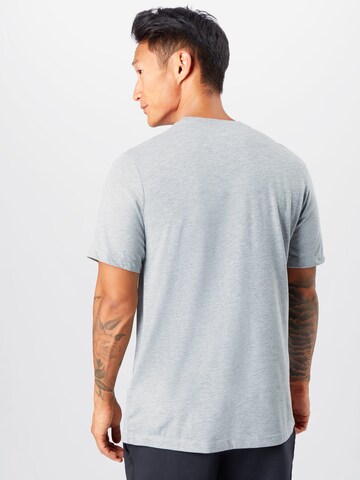 Coupe regular T-Shirt fonctionnel NIKE en gris