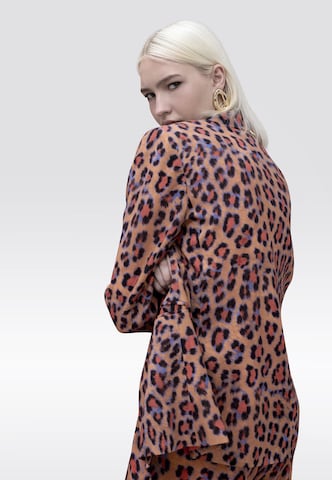 Lola Casademunt Blejzr – hnědá