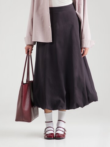 Gonna 'PCMAUVE' di PIECES in nero: frontale
