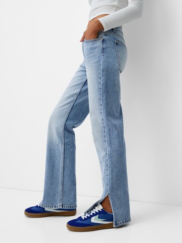 Bershka Normalny krój Jeansy w kolorze niebieski