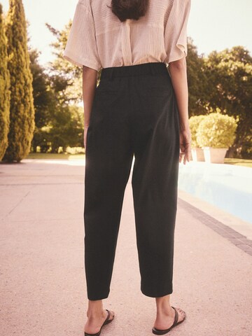 Tapered Pantaloni con pieghe di Next in nero
