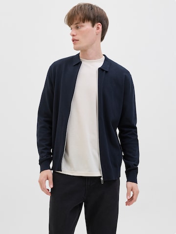 JJ Rebel Strickjacke 'JREBCALLUM' in Blau: Vorderseite