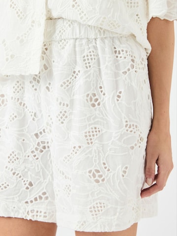 regular Pantaloni 'YASSAGGA' di YAS in bianco