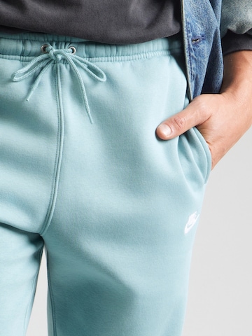 Nike Sportswear Tapered Παντελόνι 'CLUB' σε πράσινο