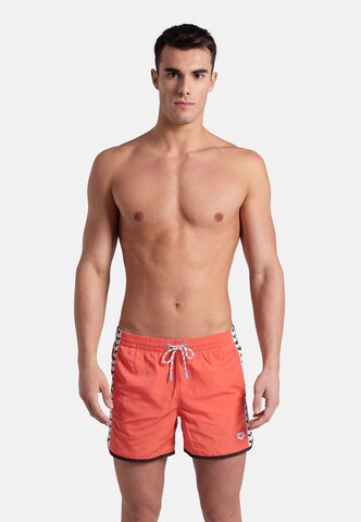 Shorts de bain 'TEAM STRIPE' ARENA en rouge : devant