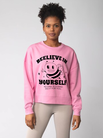 Watapparel Sweatshirt 'Beelieve in yourself' in Roze: voorkant