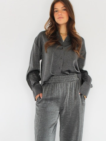 Honnête Atelier Blouse 'Zahara' in Grey