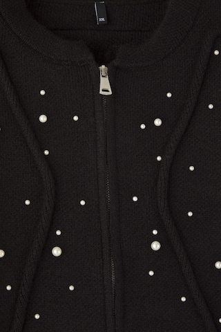 Trendyol Curve Strickjacke in Schwarz