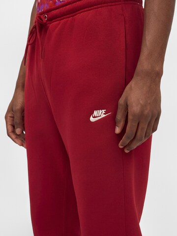 Tapered Pantaloni 'CLUB' de la Nike Sportswear pe roșu
