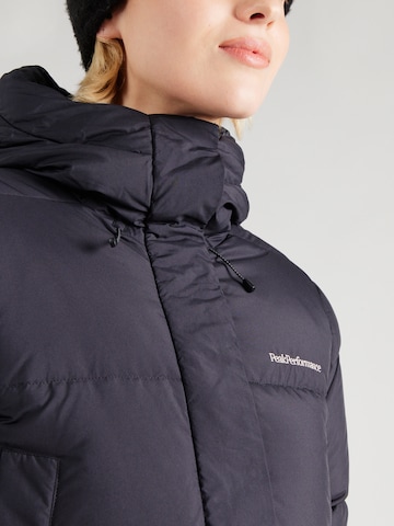 PEAK PERFORMANCE Пальто в спортивном стиле 'Quiver' в Черный