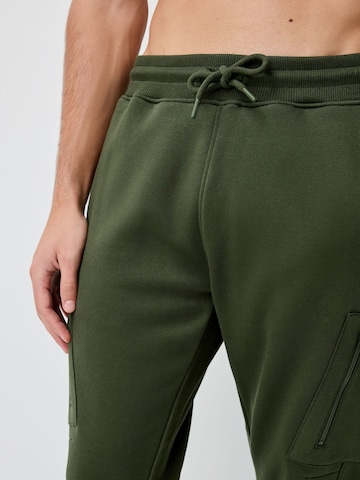 Tapered Pantaloni di Next in verde