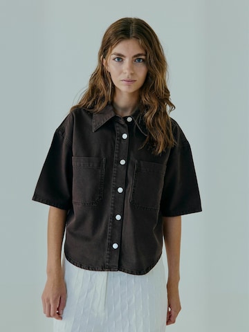 NORR Shirt ' Kenzie ' in Bruin: voorkant