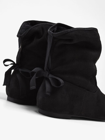 Botine de la bonprix pe negru
