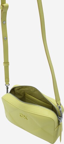 Calvin Klein - Bolso de hombro 'Re-Lock' en amarillo