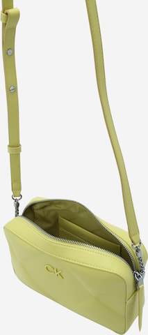 Calvin Klein - Bolso de hombro 'Re-Lock' en amarillo