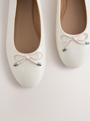Ballerina con cinturino 'Forever Comfort®' di Next in bianco