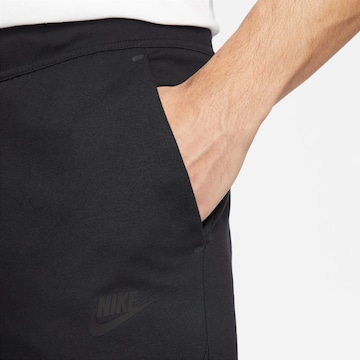Effilé Pantalon 'Tech Essentials' Nike Sportswear en noir