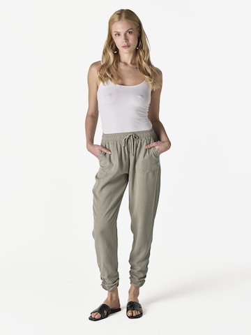 KOROSHI Tapered Housut värissä vihreä