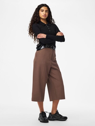 PIECES Regular Pantalon 'PCBlossom' in Bruin