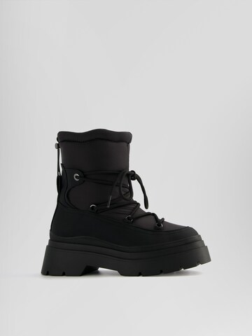 Bershka Snowboots in Schwarz