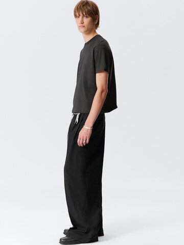 Largi Pantaloni 'Nate' de la WEEKDAY pe negru