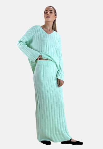 Elara Workwear in Green: front