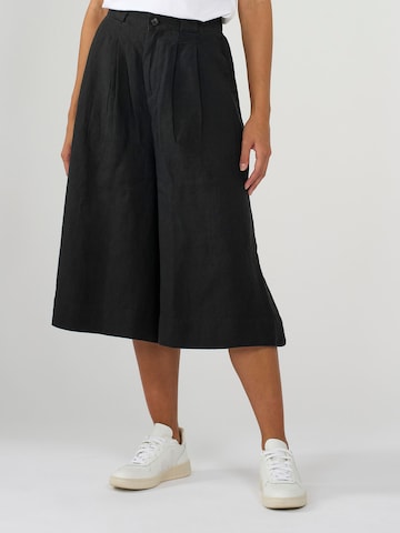 KnowledgeCotton Apparel Wide leg Pleat-Front Pants in Black: front